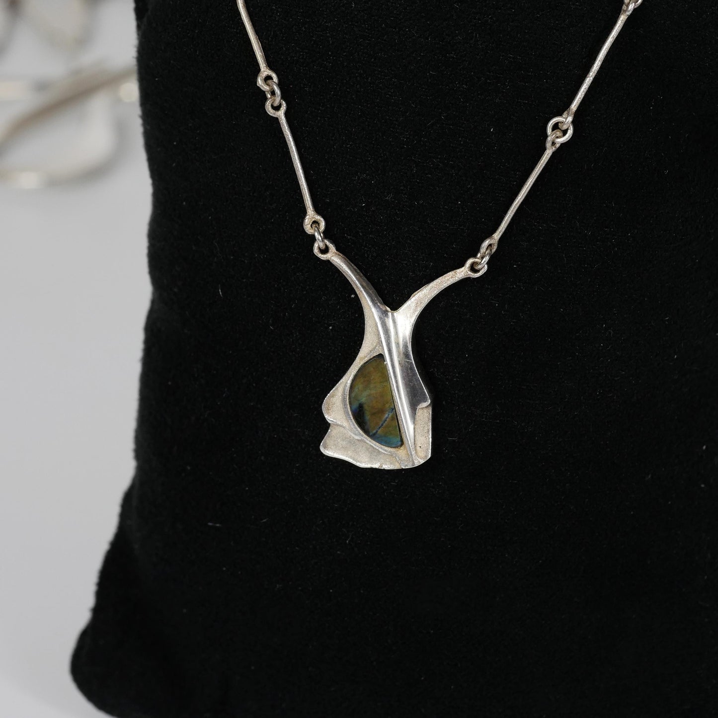 Vintage Modernist Pendant Necklace by Kulta ja Hopeateos Oy, Finland. Sterling Silver 925 set with Spectrolite (B079)