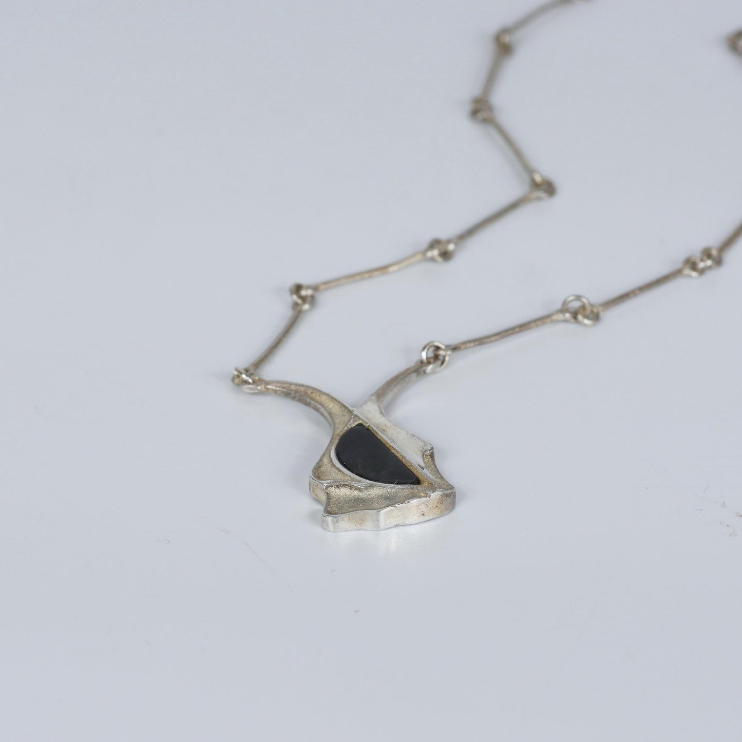 Vintage Modernist Pendant Necklace by Kulta ja Hopeateos Oy, Finland. Sterling Silver 925 set with Spectrolite (B079)