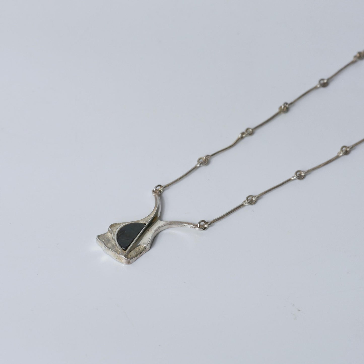 Vintage Modernist Pendant Necklace by Kulta ja Hopeateos Oy, Finland. Sterling Silver 925 set with Spectrolite (B079)